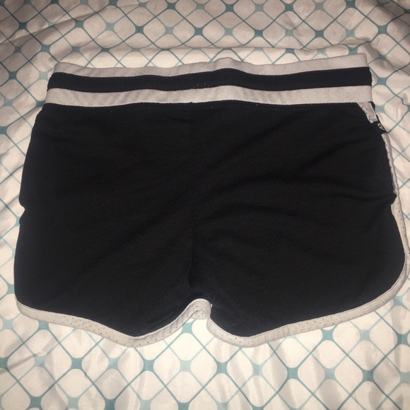 Black and white Nike shorts - Picture 2 of 6